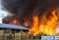 Пожарникари се борят с пожар в силистренско предприятие