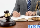 В заседателната зала не само дървото е кухо