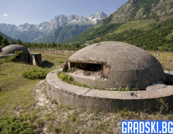 Албания ще премахва бункерите на Енвер Ходжа с танкове