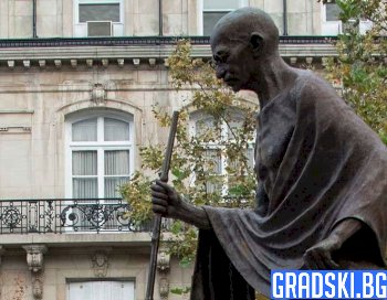 Призоваха за сваляне на статуята на "расиста" Ганди в Лестър