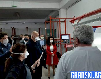 Бойко Борисов посети завод за защитно облекло във Враца