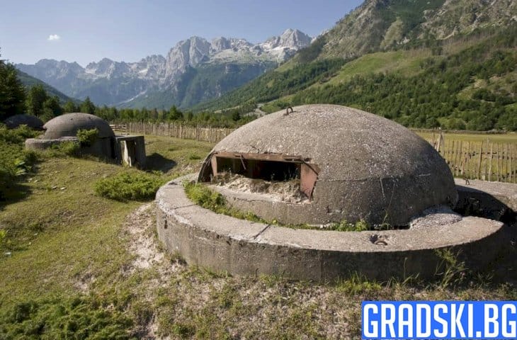 Албания ще премахва бункерите на Енвер Ходжа с танкове