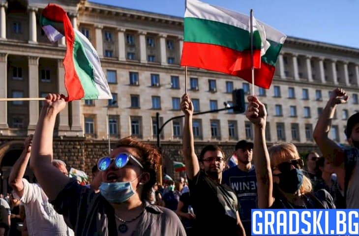 Националният протест в София ескалира