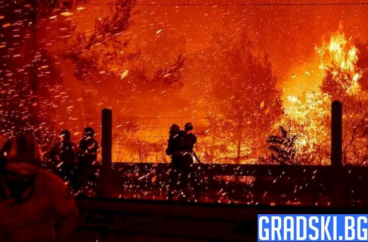 Пожарникарите в Гърция се борят на 3 фронта на остров Родос