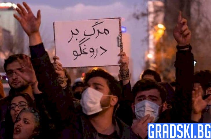 След сваления самолет, протестите в Иран продължават