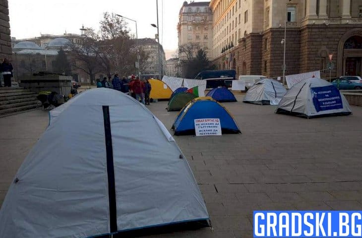 Палатков лагер пред Министерски съвет опънаха протестиращите медици